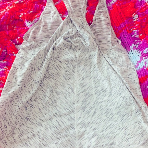 LOT OF 6 LONG & SHORT SLEEVE SIZE 12 LULULEMON TOPS BEAUTIFUL LIGHT COLORS - Picture 13 of 15